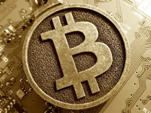 Bitcoin menggunakan teknologi kriptografi untuk mengamankan transaksi dan mengontrol penciptaan unit baru.